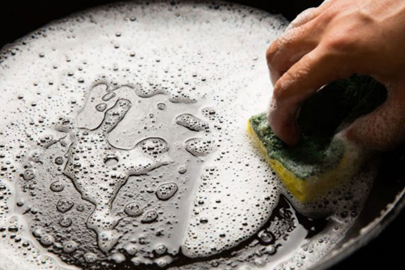 بهترین روش شستشو ظروف چدنی را میدانید؟